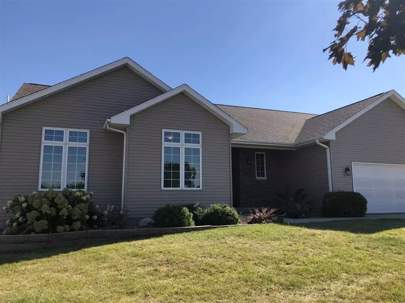 1322 Woodland Ct, Washington, IA 52353