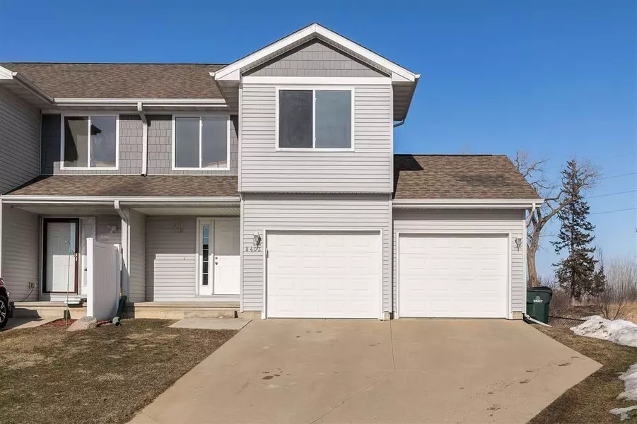 8403 SW Woodstone Ct, Cedar Rapids, IA 52404