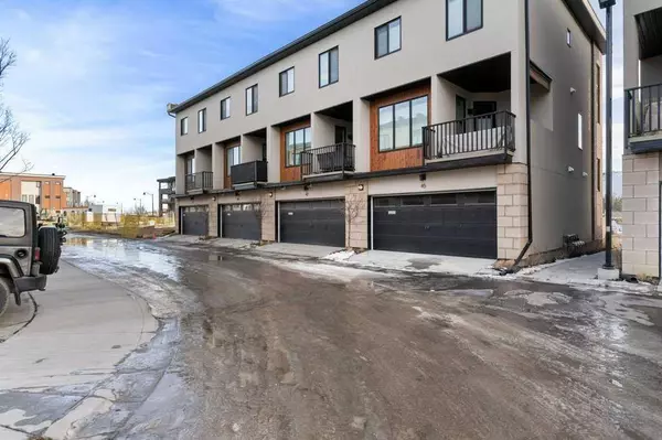 Calgary, AB T3B 6J1,49 Greenbriar PL NW