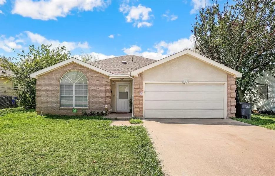 2912 Canberra Court, Fort Worth, TX 76105