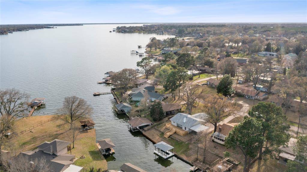 207 Lake Front Drive, Mabank, TX 75156