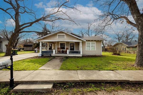 304 E Mcfarland Street, Grandview, TX 76050