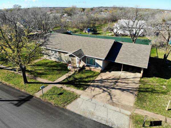 1011 N Rose Avenue, Breckenridge, TX 76424