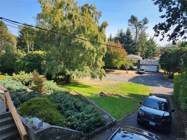 Esquimalt, BC V9A 4Y9,636 FERNHILL Rd