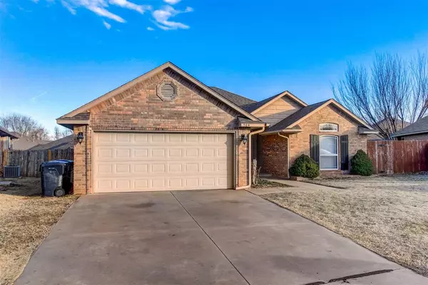 904 Shady Creek Lane, Yukon, OK 73099