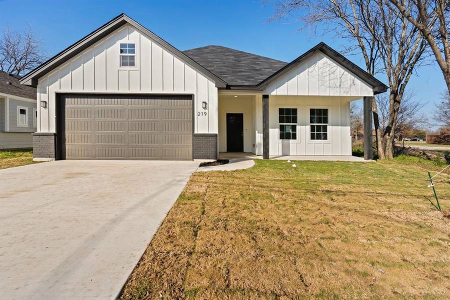 219 Peacock Street, Cleburne, TX 76031