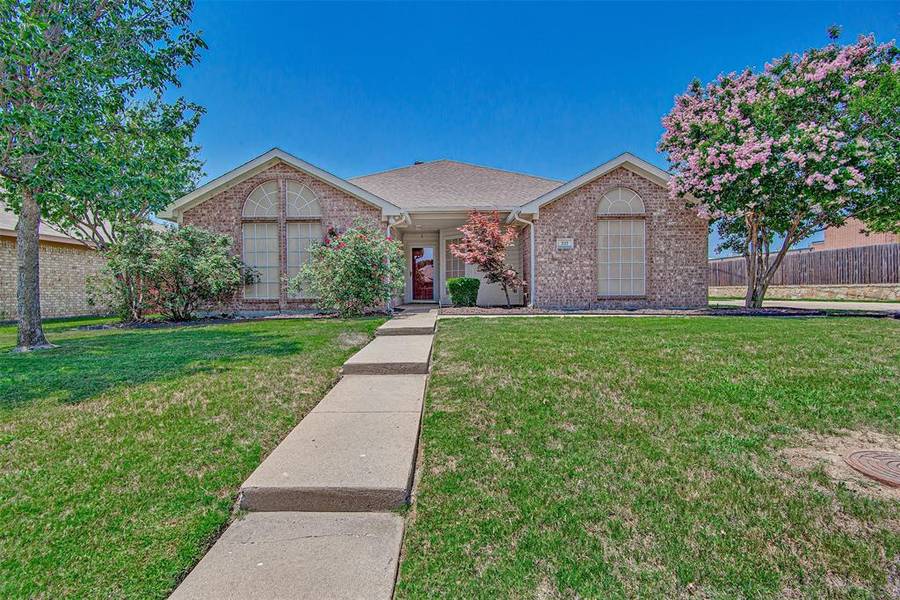 737 Summercrest Boulevard, Burleson, TX 76028