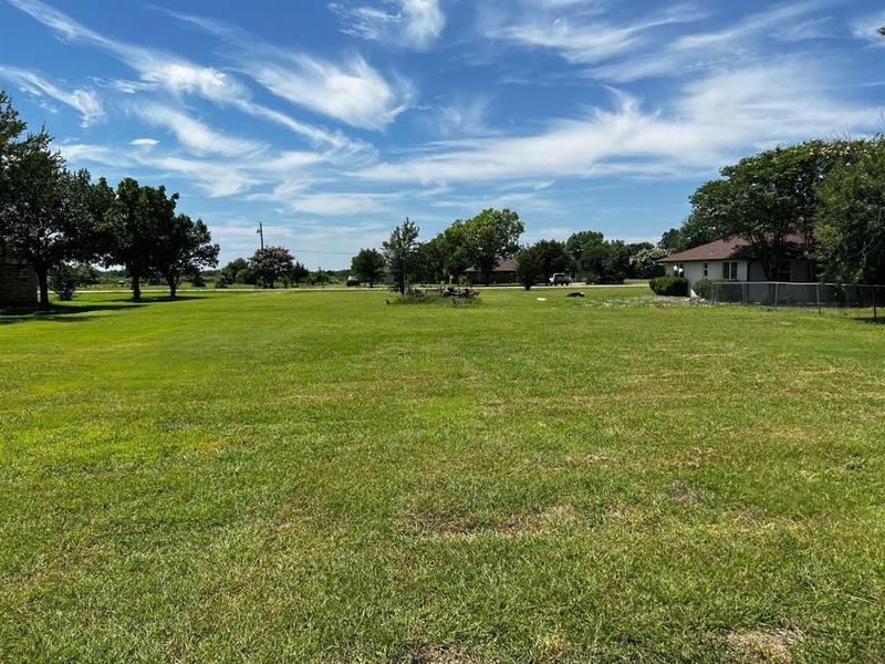 323 Crestview Drive, Red Oak, TX 75154