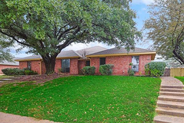 816 Summit Drive,  Desoto,  TX 75115