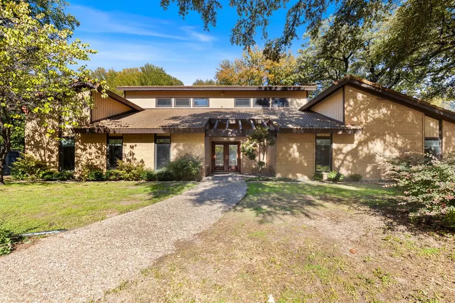 3300 Moss Hollow Street, Fort Worth, TX 76109