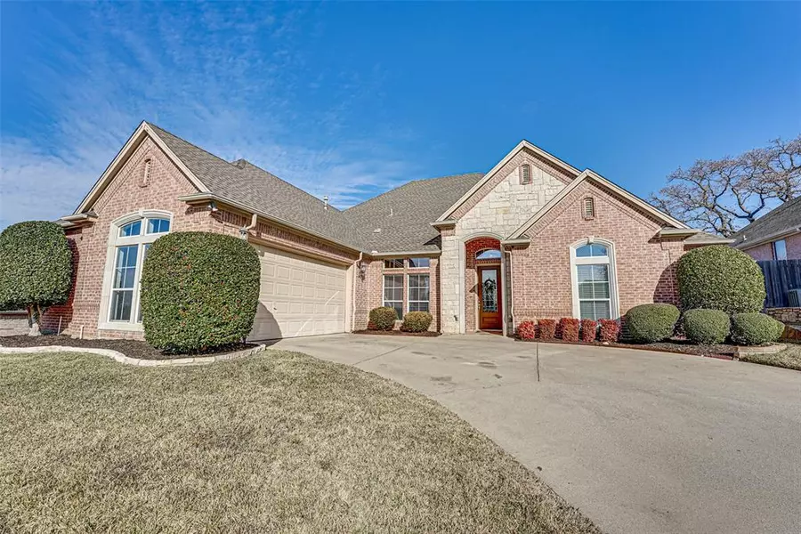 917 Crestview Drive, Bedford, TX 76021