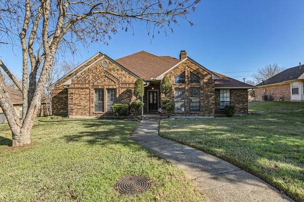 833 Robin Meadow Drive, Desoto, TX 75115