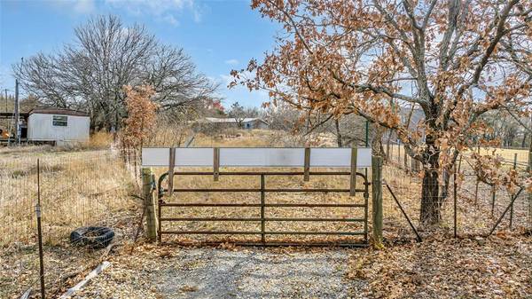 828 W Mcfarland Street, Bells, TX 75414