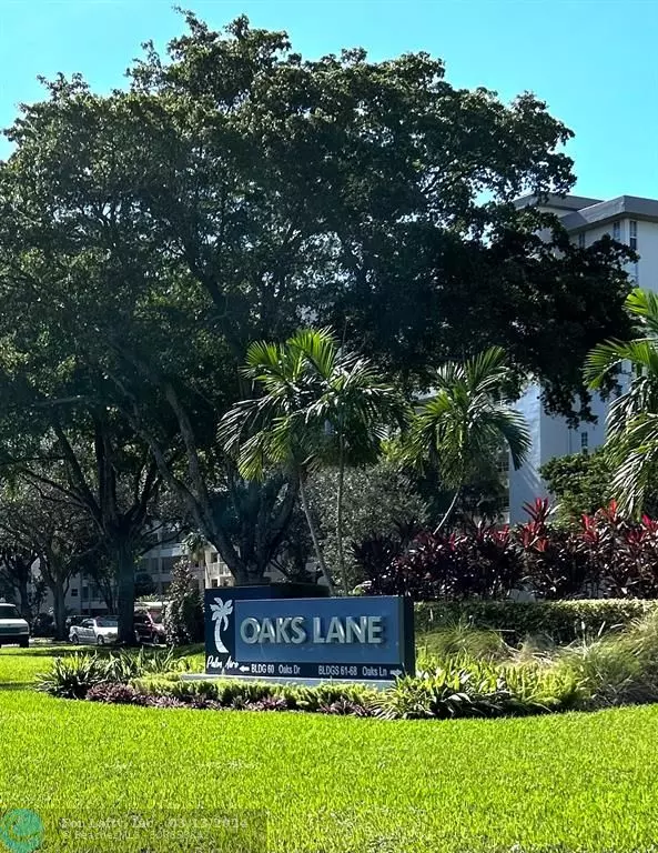 Pompano Beach, FL 33069,555 Oaks Ln  #201