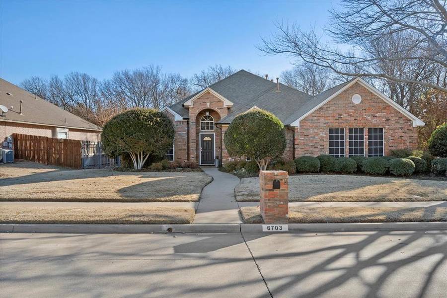 6703 Fox Glen Drive, Arlington, TX 76001