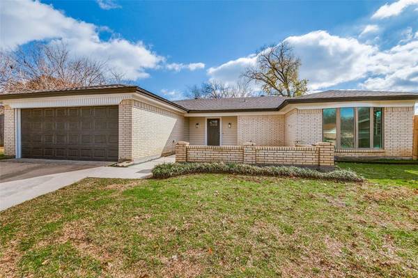 2620 Greenwood Court, Bedford, TX 76021