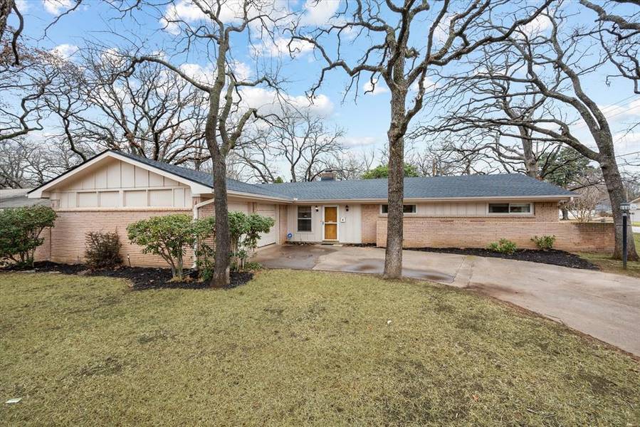 520 W Pleasantview Drive, Hurst, TX 76054