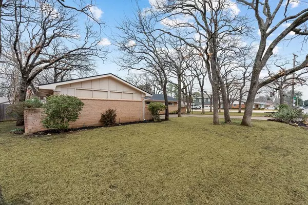 Hurst, TX 76054,520 W Pleasantview Drive