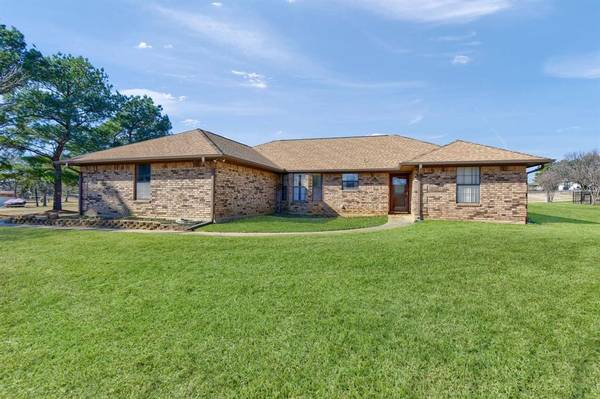 204 Kiowa Drive W, Lake Kiowa, TX 76240