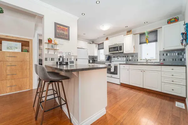 Lethbridge, AB T1H 3E2,723 17 ST N