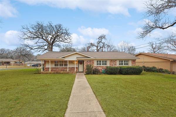 908 Trailwood Drive, Hurst, TX 76053