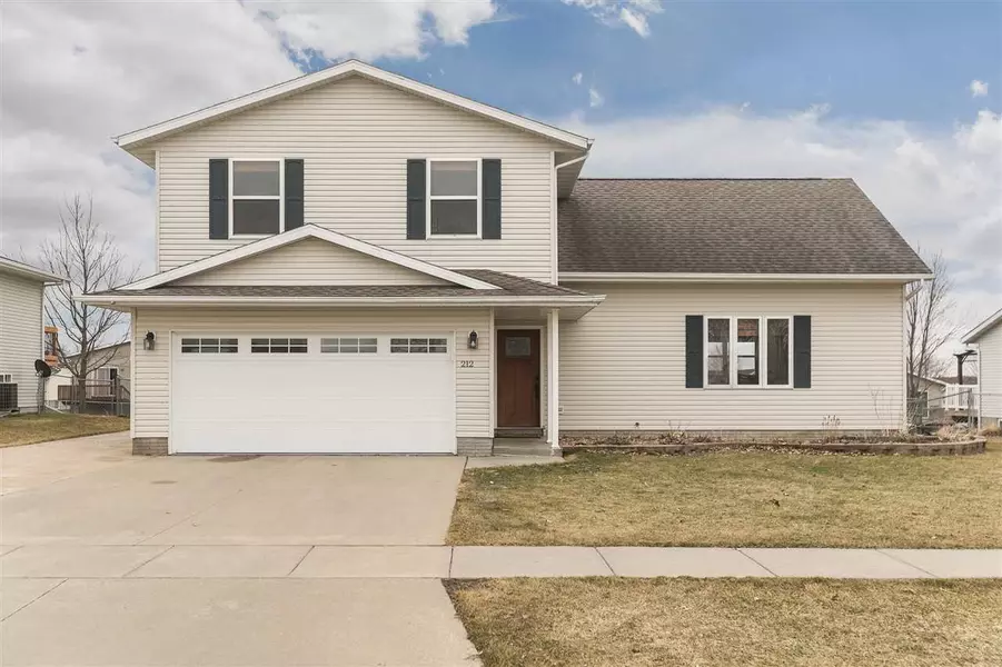 212 S Hill Crest Cir, Center Point, IA 52213