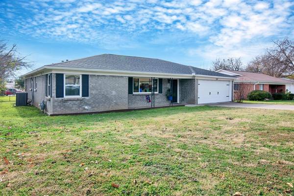 7833 Abbott Drive, White Settlement, TX 76108