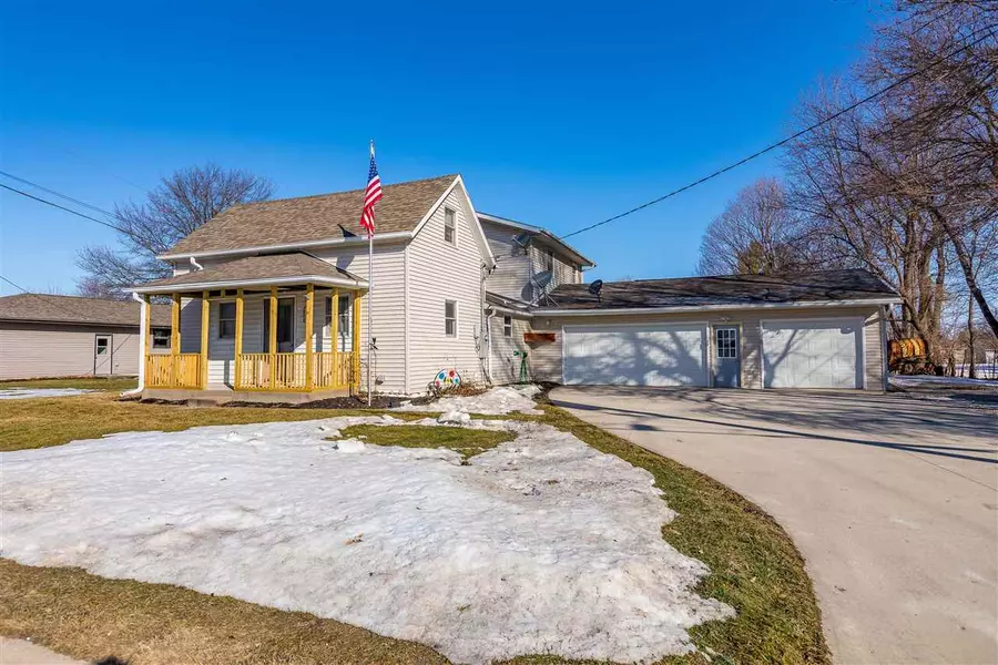 1026 E Van Buren St, Washington, IA 52353