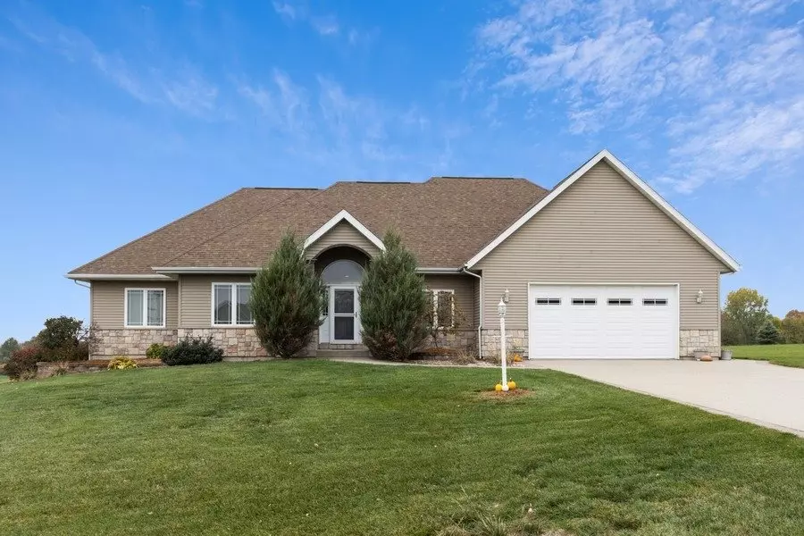 1055 Bluegrass Dr, Riverside, IA 52327