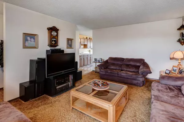 Calgary, AB T2A 5T6,379 Maitland CRES NE