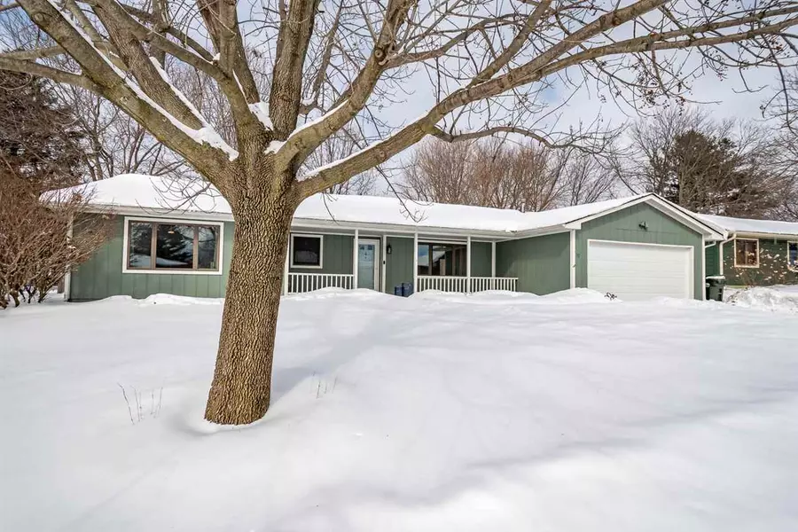 19 Green Mountain Dr, Iowa City, IA 52245