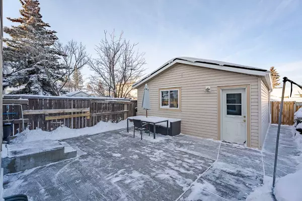 Calgary, AB T3A 4H9,24 Edgeburn CRES NW