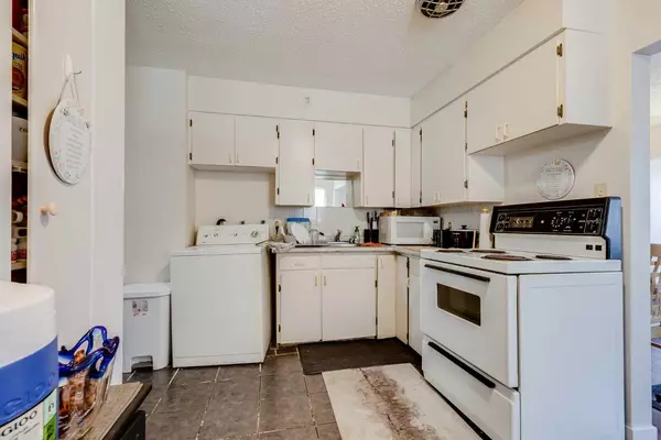 Calgary, AB T3C 1X8,1630 41 ST SW