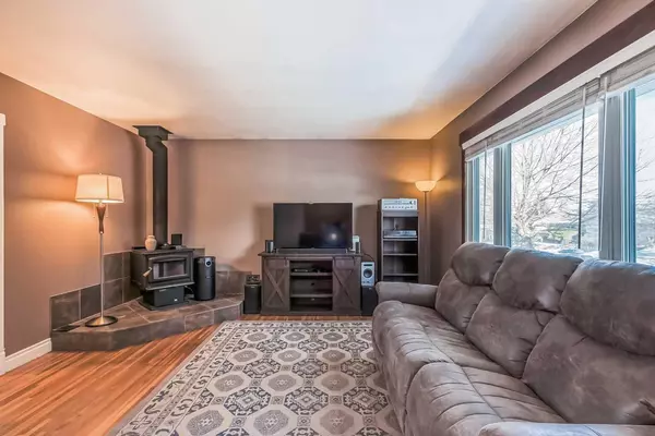 Calgary, AB T2H0V4,128 Ferncliff CRES SE