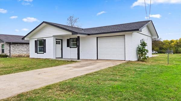 308 Allen Avenue, Bonham, TX 75418