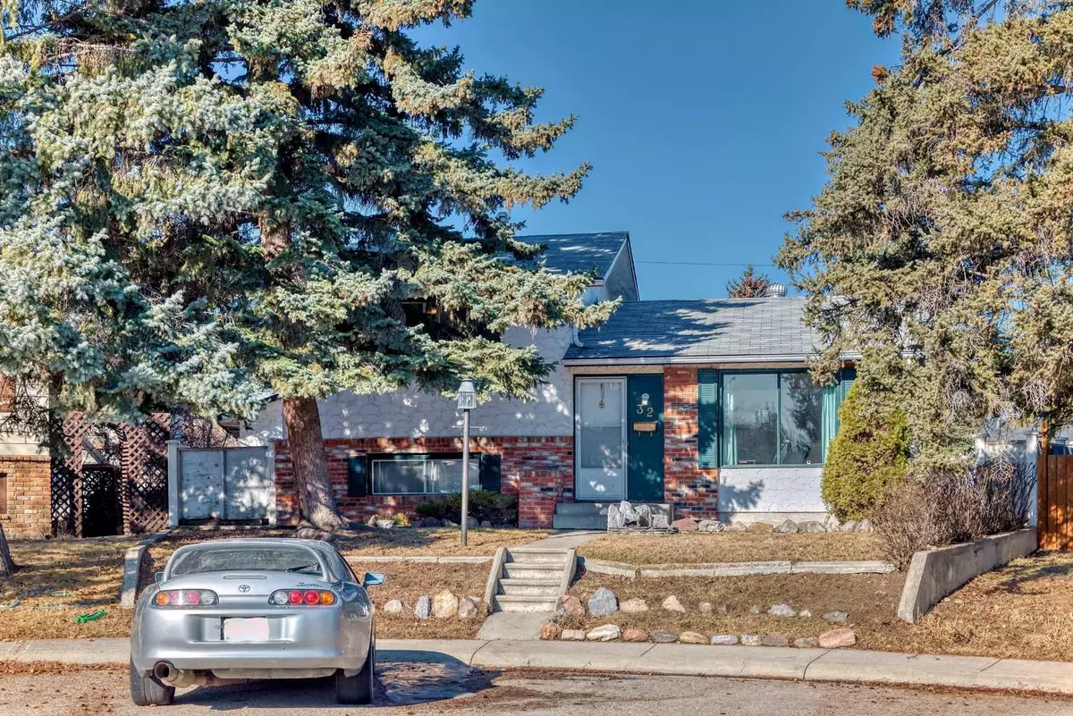 Calgary, AB T2A 2J2,32 Penrith PL SE