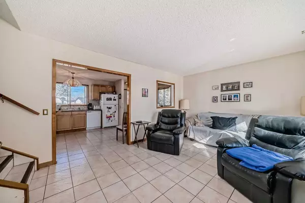 Calgary, AB T2A 2J2,32 Penrith PL SE