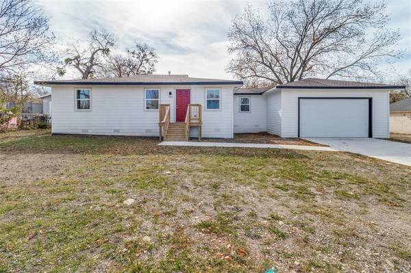 305 W Thomas,  Leonard,  TX 75452