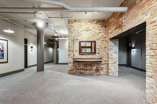 Calgary, AB T2R 0C3,240 11 AVE SW #209