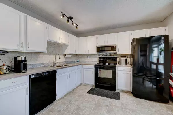 Calgary, AB T2W 4N1,148 Woodglen Close SW