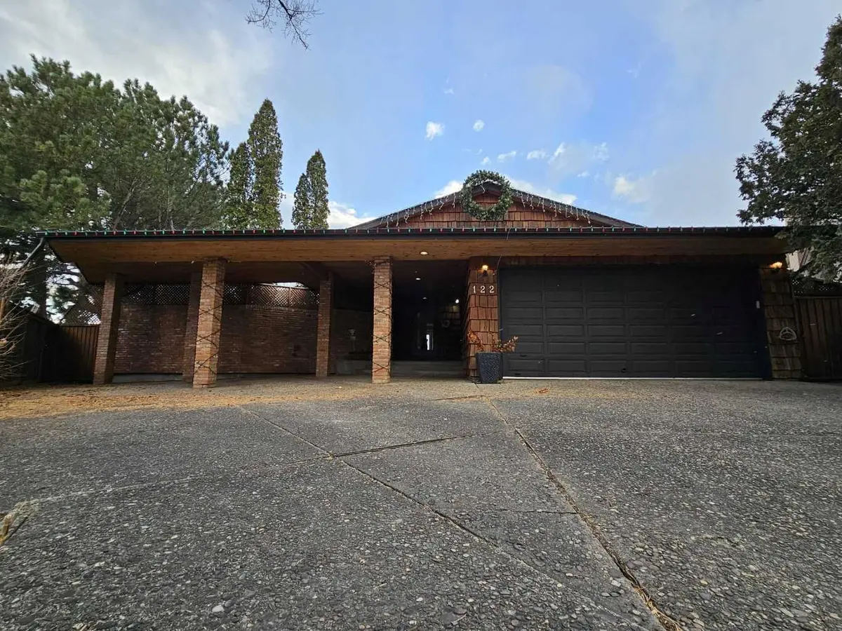 Lethbridge, AB T1K 5E9,122 Kings Bay S