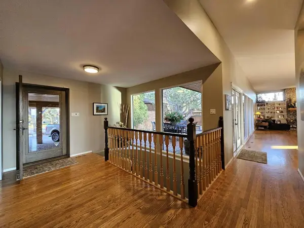 Lethbridge, AB T1K 5E9,122 Kings Bay S