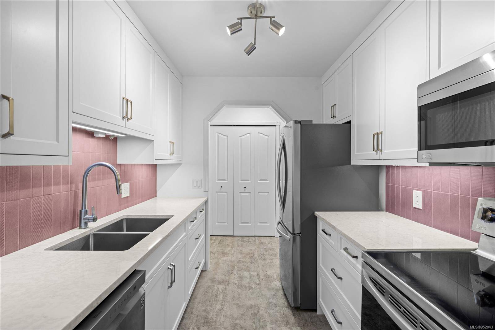 Parksville, BC V9P 2K9,266 Hirst Ave W #201