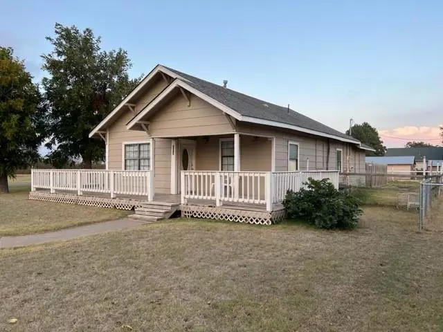 203 N Parker Avenue, Lone Wolf, OK 73655