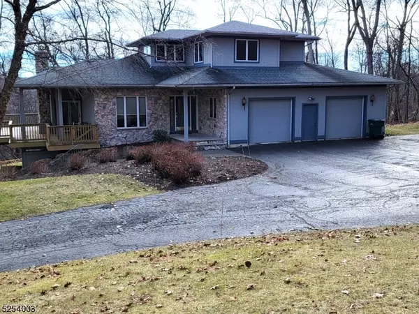 2 Stone Ridge Rd, Vernon Twp., NJ 07461