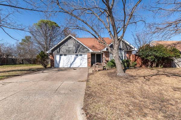 403 Red Coat Lane, Arlington, TX 76002