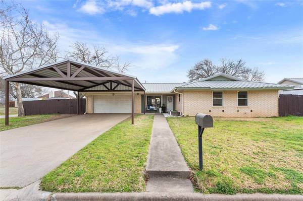 902 S Avenue L, Clifton, TX 76634