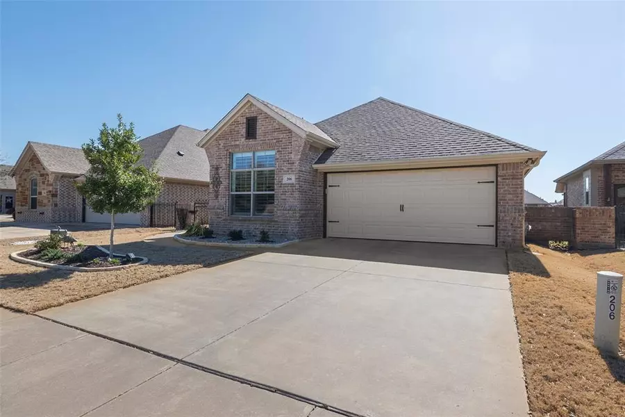 206 Captains Court, Granbury, TX 76049