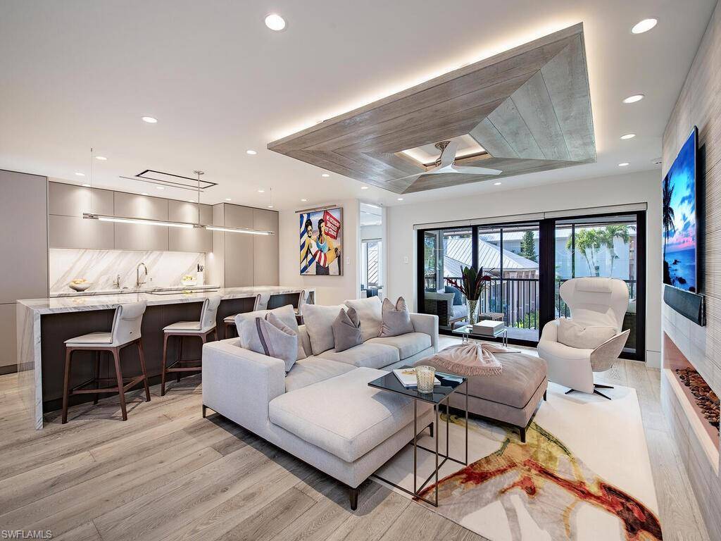 Naples, FL 34102,295 5th AVE S