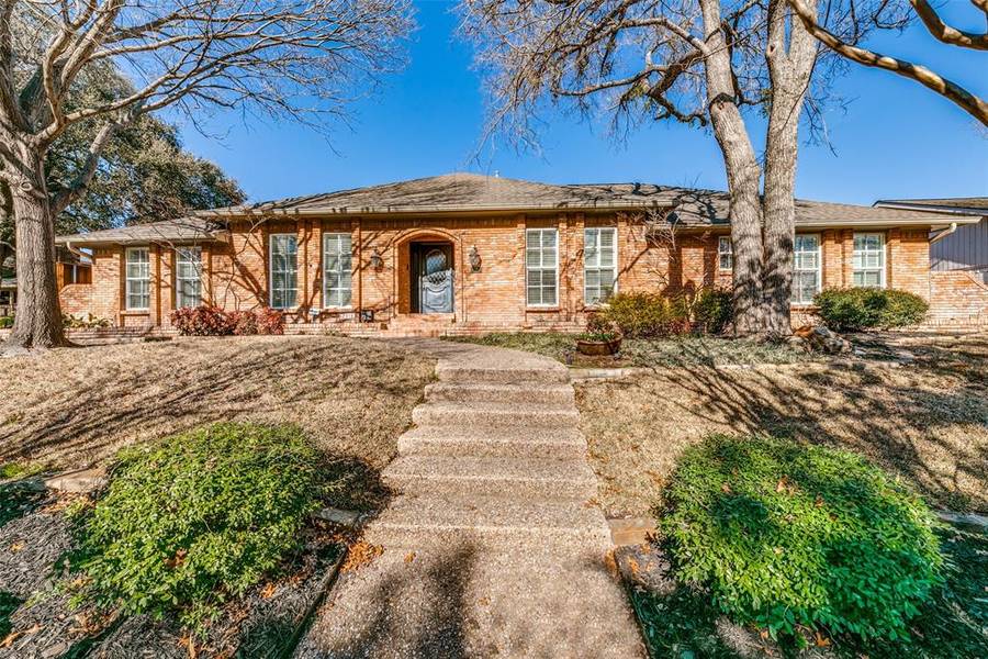 8916 Meadowknoll Drive, Dallas, TX 75243